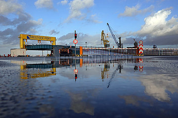 Rostock  Deutschland  geschlossene Auffahrt am Pier 1 des Faehrterminal Rostock Port