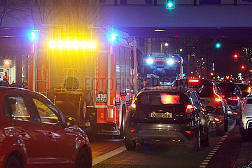 Berlin  Deutschland  Loeschwagen der Berliner Feuerwehr am Abend im Einsatz