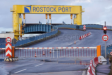 Rostock  Deutschland  geschlossene Auffahrt am Pier 1 des Faehrterminal Rostock Port