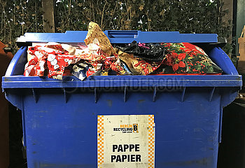 Berlin  Deutschland  Weihnachtsgeschenkpapier zwei Tage nach Heiligabend in einem vollen Papiercontainer