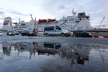 Rostock  Deutschland  Autos kommen die Abfahrt am Pier 1 des Faehrterminal Rostock Port herunter
