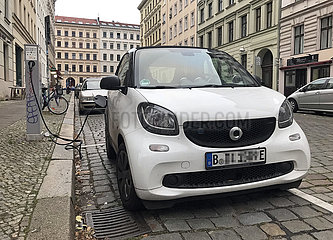Berlin  Deutschland  Elektroauto wird in einem Wohngebiet an einer oeffentlichen Ladesaeule aufgeladen