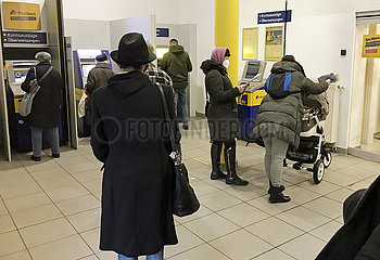 Berlin  Deutschland  Menschen stehen in einer Filiale der Postbank vor den Geldautomaten und Kontoauszugsdruckern an