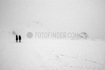 Schependorf  Deutschland  Frauen spazieren im Winter durch eine verschneite Landschaft
