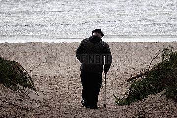 Ustka  Polen  Senior laeuft mit gesenktem Kopf zum Strand hinunter