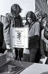 Leipzig  Deutsche Demokratische Republik  Menschen auf dem 1. Leipziger Buchmarkt