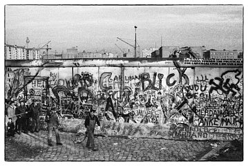 Berlin  Deutschland  Polizisten sichern einen Teil der Berliner Mauer vor deren Abriss am Leipziger Platz vor Schaulustigen