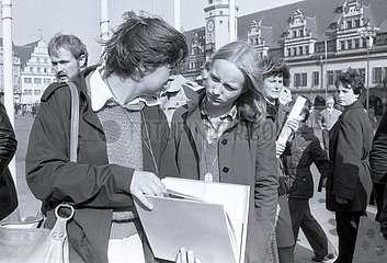 Leipzig  Deutsche Demokratische Republik  Menschen auf dem 1. Leipziger Buchmarkt vor dem Alten Rathaus