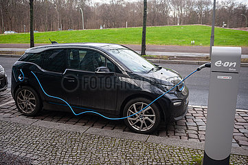 Berlin  Deutschland  Elektrofahrzeug von BMW laedt an einer Ladestation von E-on Drive