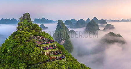 China. Guangxi-Provinz. Luftbild des Nationalparks Guilin  bekannt für seine spektakulären Landschaften von Karst Kalksteinhügeln. Aussichtsplattform