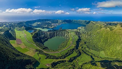 Portugal. Azores-Inseln  Luftbild der Insel Sao Miguel (die touristischste des Archipels) mit seinen Sete Cidades  einem vulkanischen Krater 12 km im Umfang  der von seinem Gipfel an der Vista do Rei Belvedere entdeckt wird. Schlafen Sie unten die transparenten Gewässer seines grünen Sees und des blauen Seees. Der See wurde in der Mulde der Berge in der Mitte der Insel gebildet  nach einem vulkanischen Ausbruch im 16. Jahrhundert. Ein beeindruckender Pfad geht um den Krater
