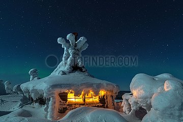 Finnland. Lappland. Hütte und Nordlichter auf der Spitze von Kuntivaara Hill