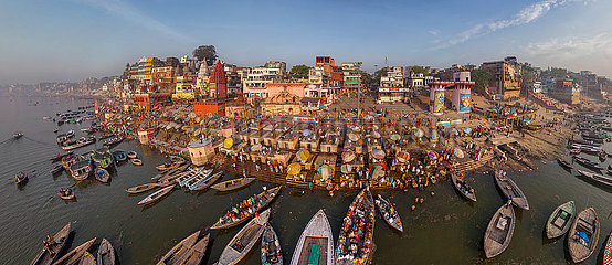 Indien. Uttar Pradesh. Luftbild von Benares (Varanasi) und den Ganges. Es gilt die geistige Hauptstadt Indiens  er zieht hinduistische Pilger an  die in den heiligen Gewässern des Ganges baden und in Begräbnisritualen gönnen.