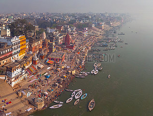 Indien. Uttar Pradesh. Luftbild von Benares (Varanasi) und den Ganges. Es gilt die geistige Hauptstadt Indiens  er zieht hinduistische Pilger an  die in den heiligen Gewässern des Ganges baden und in Begräbnisritualen gönnen.