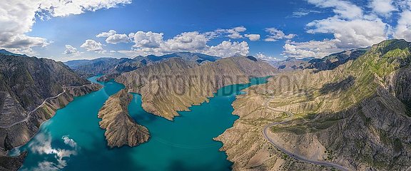 Kirgisistan  Naryn River (Luftbild). Die Region besteht aus hohen Bergen und Plateaus über 2.000 m Höhe mit trockener Vegetation