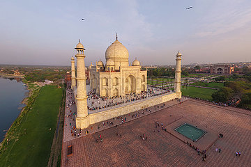 Indien  Uttar Pradesh  Agra  Luftbild von Mumtaz Mahal (aus dem Nordwesten) Weltkulturerbe der UNESCO  fertiggestellt im Jahre 1643 TAJ MAHAL  erbaut von Mughal Emperor Shah Jahan in Erinnerung an seine verstorbene Frau Taj Mahal Palace als UNESCO-Weltkulturerbe