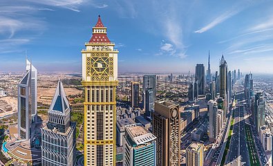 Vereinigte Arabische Emirate (Vereinigte Arabische Emirate). Dubai. Business Bay. Luftbild des Al Yaqoub-Turms (330 Meter) im Jahr 2013 eingeweiht  mit einer Uhr