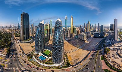Vereinigte Arabische Emirate (Vereinigte Arabische Emirate). Dubai. Business Bay. Luftbild der Emirates Park Towers  ein Komplex von zwei Twin Towers  das 2011 eingeweiht wurde. Die beiden Türme sind der Emirates Park Tower 1 und der Emirates Park Tower 2  der als Hotels dienen. Mit 77 Etagen sind die beiden Türme 355 Meter hoch