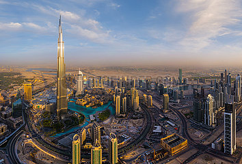 VEREINIGTE ARABISCHE EMIRATE. DUBAI. Der Burj Khalifa-Turm ist die Stadt. Es wurde im Januar 2010 zu Ehren des Emirs Abu Dabi eingeweiht. Dieser Wolkenkratzer wird die höchste  die jemals gebaute Struktur  die jemals gebaut wurde  828 m hoch (160 Stockwerke). Der Turm gehört ein Konsortium  das von der Samsung-Firma betrieben wird  aber es wird von der EMAAR-Firma verwaltet. Es beherbergt den Hauptsitz der größten Unternehmen von Dubai  aber auch Hotels  Restaurants  Geschäfte und Freizeitzentren  wie eine kleine Stadt  die sich in einem einzigen Gebäude konzentriert  das es im Herzen eines neuen Bezirks bildet: Downtown Dubai