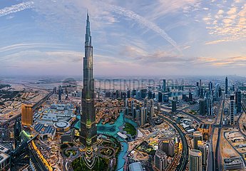 VEREINIGTE ARABISCHE EMIRATE. DUBAI. Der Burj Khalifa-Turm ist die Stadt. Es wurde im Januar 2010 zu Ehren des Emirs Abu Dabi eingeweiht. Dieser Wolkenkratzer wird die höchste  die jemals gebaute Struktur  die jemals gebaut wurde  828 m hoch (160 Stockwerke). Der Turm gehört ein Konsortium  das von der Samsung-Firma betrieben wird  aber es wird von der EMAAR-Firma verwaltet. Es beherbergt den Hauptsitz der größten Unternehmen von Dubai  aber auch Hotels  Restaurants  Geschäfte und Freizeitzentren  wie eine kleine Stadt  die sich in einem einzigen Gebäude konzentriert  das es im Herzen eines neuen Bezirks bildet: Downtown Dubai Vereinigte Arabische Emirate. DUBAI. Der Burj Khalifa-Turm ist die Stadt. Es wurde im Januar 2010 zu Ehren des Emirs Abu Dabi eingeweiht. Dieser Wolkenkratzer wird die höchste  die jemals gebaute Struktur  die jemals gebaut wurde  828 m hoch (160 Stockwerke). Der Turm gehört ein Konsortium  das von der Samsung-Firma betrieben wird  aber es wird von der EMAAR-Firma verwaltet. Es beherbergt den Hauptsitz der größten Unternehmen von Dubai  aber auch Hotels  Restaurants  Geschäfte und Freizeitzentren  wie eine kleine Stadt  die sich in einem einzigen Gebäude konzentriert  das es im Herzen eines neuen Bezirks bildet: Downtown Dubai