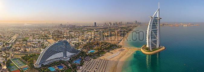 Vereinigte Arabische Emirate (Vereinigte Arabische Emirate). Dubai. Luftbild des Burj Al Arab Tower  Jumeirah Beach