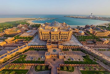 Vereinigte Arabische Emirate (Vereinigte Arabische Emirate). Abu Dhabi  Luftbild des Emirates Palace Hotel (WARNUNG: 50% Aufpreis für Luftbilder)
