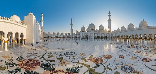 Vereinigte Arabische Emirate (Vereinigte Arabische Emirate). Abu Dhabi  Sheikh Zayed Grand Moschee. Mit der Gesamtfläche von IITs von 22.412 Quadratmetern ist die Kapazität von bis zu 40.000 Besuchern die größte Moschee in den Vereinigten Arabischen Emiraten und der neunte größte der Welt. Es ist