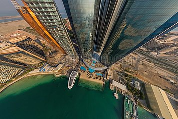 Vereinigte Arabische Emirate (Vereinigte Arabische Emirate). Abu Dhabi  Luftbild der Etihad-Türme. (WARNUNG: 50% Aufpreis für Luftbilder) Sie bilden einen Komplex von fünf Wolkenkratzern mit einer Gesamtfläche von mehr als 500.000 m². Turm 2 (Etihad Tower 2) mit seinem 305-mir
