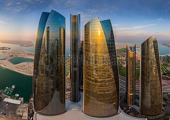 Vereinigte Arabische Emirate (Vereinigte Arabische Emirate). Abu Dhabi  Luftbild der Etihad-Türme. Sie bilden einen Komplex von fünf Wolkenkratzern mit einer Gesamtfläche von mehr als 500.000 m². Turm 2 (Etihad Tower 2) mit 305 Meter hohen und 80-stöckigen Gebäuden ist das beeindruckendste.
