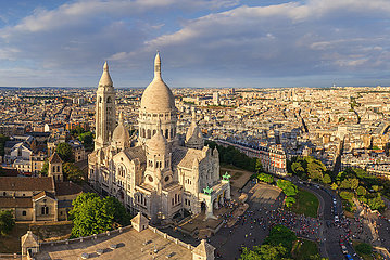 Frankreich. Paris (75) Luftbild von Butte Montmartre und Sacre Coeur Basilica (9. Bezirk) von der Höhe von 100 Metern