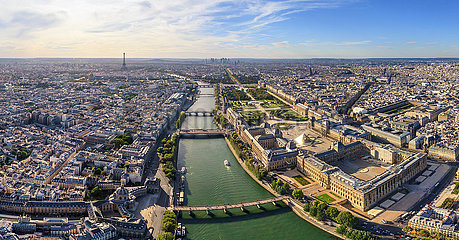 Frankreich. Paris (75) Luftbild des Seine River mit Louvre Museum auf der rechten Seite (1. Bezirk) von der Höhe von 200 Metern