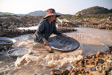 Laos-Vientiane-Mekong-Gold-Pannen