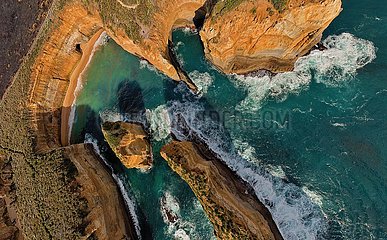 Australien. Luftbild des zwölf Apostels Marine National Park  ein geschützter Marine-Nationalpark an der Südwestküste von Victoria  Australien. Der 7.500 Hektar große Marine Park befindet sich in der Nähe von Port Campbell und verdankt seinen Namen den malerischen Rockhaufen der zwölf Apostel