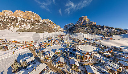 Italien. Dolomiten  Luftbild von Colfosco Village
