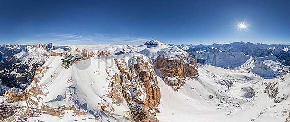 Italien. Dolomiten  Luftbild des Pordoi-Passs. Panorama