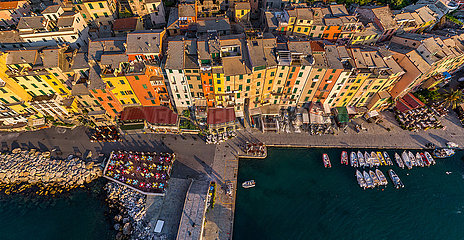 Italien. Ligurien. Cinque Terre National Park  gelistet als UNESCO-Weltkulturerbe.above den Damm des Porto Venere Village (Luftbild)