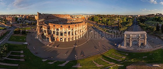 ITALIEN. Latium. ROM. Luftbild des Kolosseums