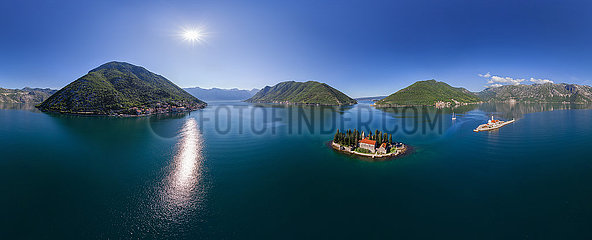 Luftbild der künstlichen Insel von Gospa-Od Skrpjela und der Insel St. Geo. Kotor Bay  Montenegro