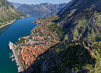 Luftbild von Kotor-Stadt in Kotor Bay  Montenegro