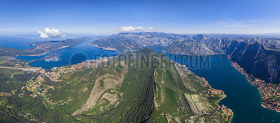 Luftbild der Kotor-Bucht (von der Höhe von 1300 Metern). Montenegro
