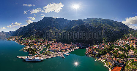 Luftbild von Kotor-Stadt in Kotor Bay  Montenegro