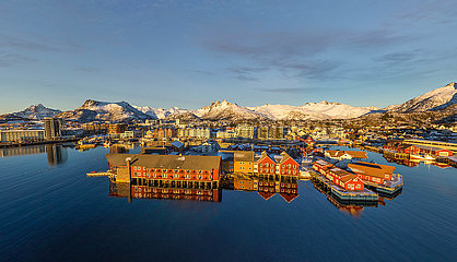 Norwegen. Grafschaft von Norland. Lofoten-Inseln. Svolver Village (Luftbild)