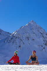 Frankreich. Hautes-Alpes (05) Nationalpark Ecrins  von der Spitze des Skigebiets von Serre Chevalier  Fitnesssitzung im Herzen der Natur mit Rachel Bourg  Mid-Mountain-Guide  der dem mythischen Gipfel von La Meije an mehr als 2000 m über dem Meer ist Ebene Höhe.