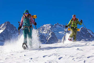 Frankreich. Hautes-Alpes (05) Nationalpark Ecrins  Skigebiet von Serre Chevalier  Schneeschuhwandern in einer Höhe von mehr als 2000 m mit Rachel Bourg  Mid-Mountain-Guide  der dem mythischen Gipfel von La Meije gegenüberliegt