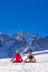 Frankreich. Hautes-Alpes (05) Nationalpark Ecrins  von der Spitze des Skigebiets von Serre Chevalier  Fitnesssitzung im Herzen der Natur mit Rachel Bourg  Mid-Mountain-Guide  der dem mythischen Gipfel von La Meije an mehr als 2000 m über dem Meer ist Ebene Höhe.