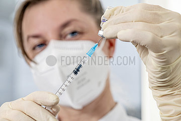 Ärztin zieht Impfspritze mit Impfstoff Comirnaty von Biontech / Pfizer auf  Planegg bei München  8. Februar 2022