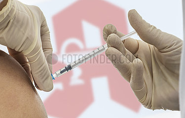 Apotheken starten am Dienstag 8. Februar mit Impfungen gegen das Coronavirus  Impfung  Apothekenzeichen  Symbolfoto  München  9. Februar 2022