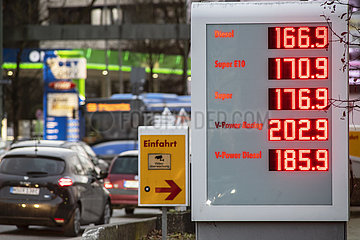 Benzinpreise auf Rekordniveau  zum Teil sogar über zwei Euro  Tankstelle  München  8. Februar 2022