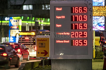 Benzinpreise auf Rekordniveau  zum Teil sogar über zwei Euro  Tankstelle  München  8. Februar 2022