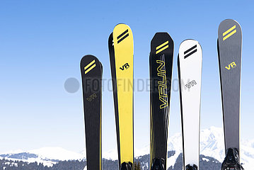 Frankreich  Haute-Savoie (74) Die legendäre Ski-Marke dynamisch von Ingrid Menet. Jean-Claud Killy  der berühmte französische Skifahrer  gewann mit diesen Skier viele Siege. Das neue Sortiment an Ski